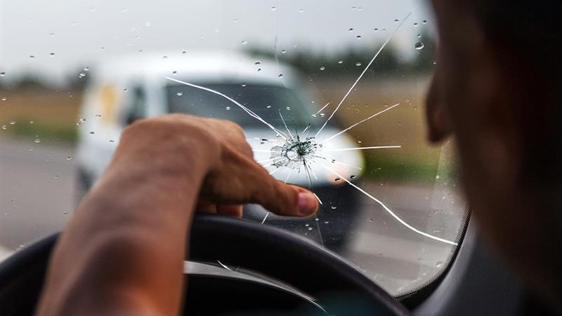 Can I drive with a cracked windscreen?