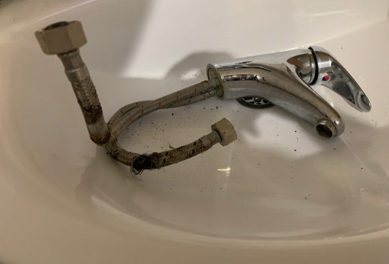 How to Prevent a Burst Flexible Basin Hose (Flexi Hose) Before the Holidays