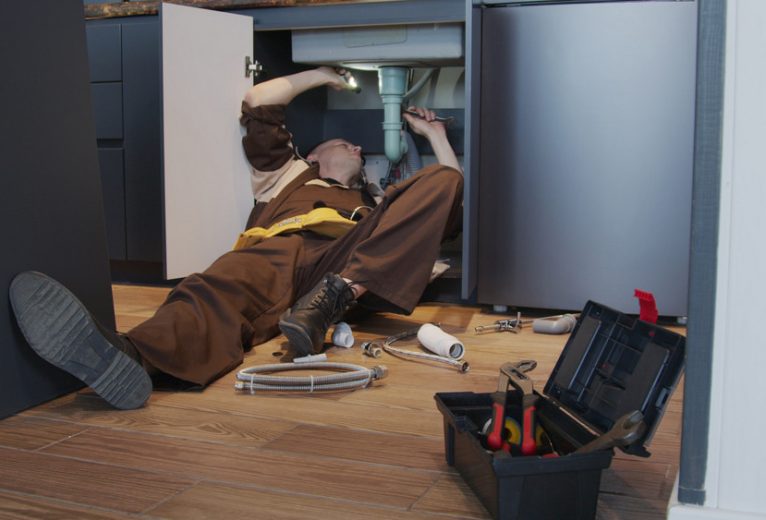 7 Signs You Need to Contact Local Plumbers